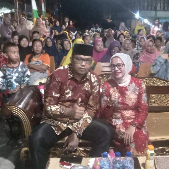 Foto : Kades Tirta Rahmawan.SH. bersama warga