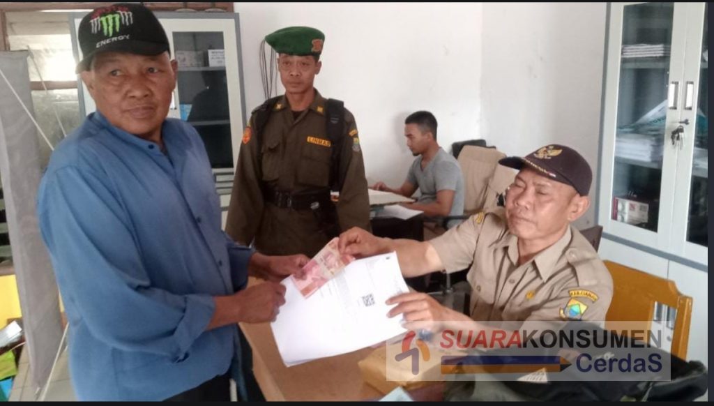 Foto : Pembagian BLT DD 4.5.6 di Desa Sukamulya.