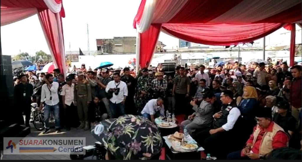 Foto : Gubernur Jabar didampingi Bupati Cianjur untuk peresmian Alun-alum Ciranjang.