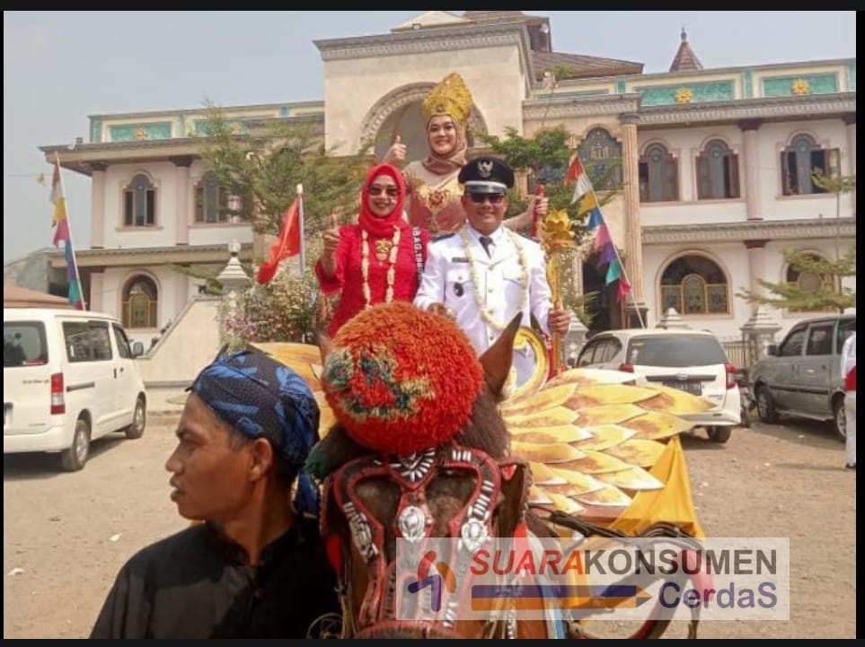 Foto : Dudi Aryadikara,S.Pd,SH.M.SI. Kades Sukagalih sedang Karnaval.