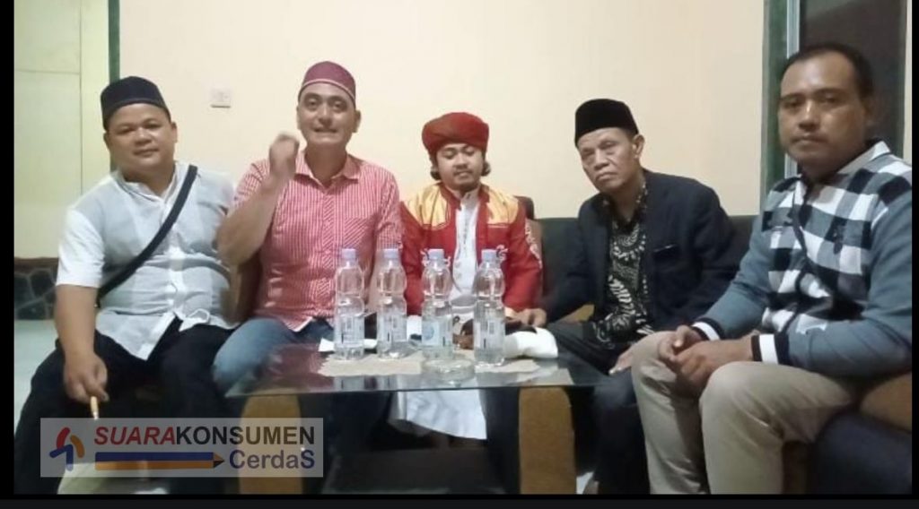 Foto: ustadz IQBAL aksi Indosiar, kades Sindanglaka dan karangtaruna sedang di konfirmasi eskoncer.com