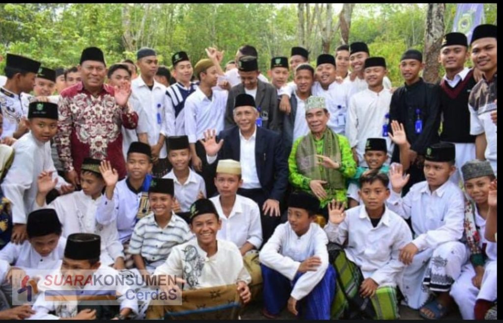 Foto: para santri bersama Bupati Iskandar