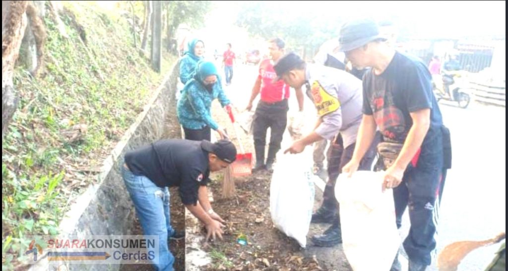 Foto : Membersihkan saluran air pun tak luput dari perangkat dan masyarakat Desa Sukamanah.