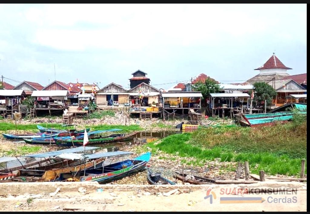 Foto : Musim kemarau nampak sampah di darmaga tulung selapan