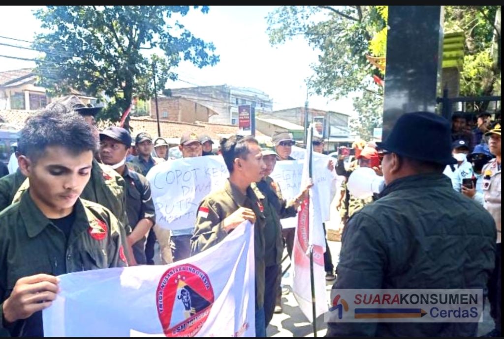 Foto : Aksi damai LSM Trinusa di depan Kantor PUTR KBB.