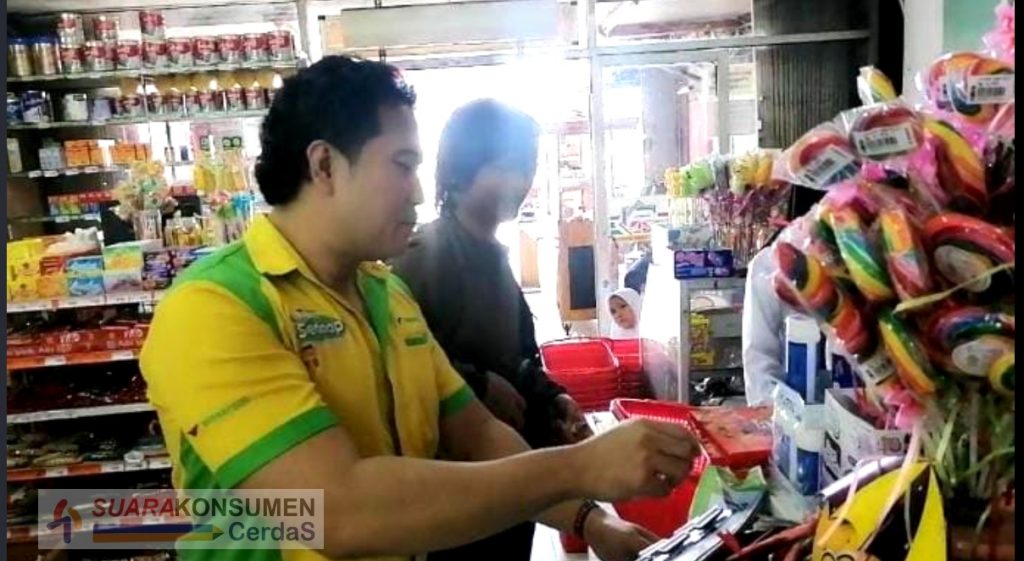 Foto : Asep Mulyana Staff Manager Toserba Selamat langsung turun melayani pelanggannya.
