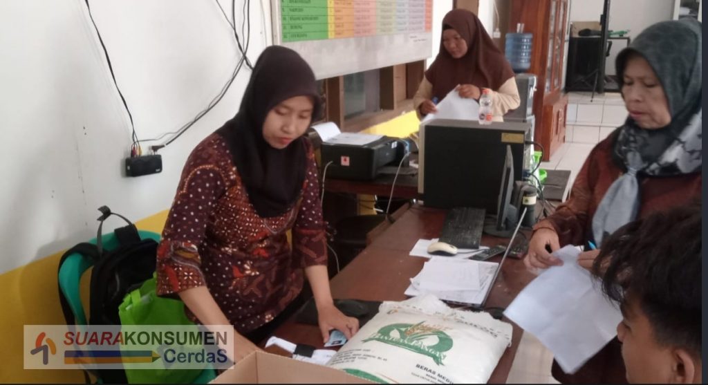 Foto: pembagian bantuan pangan berupa beras 10 kg