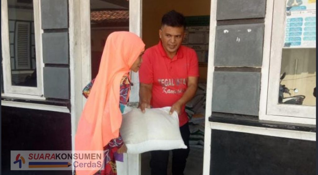 Foto: pembagian beras sedang di laksanakan