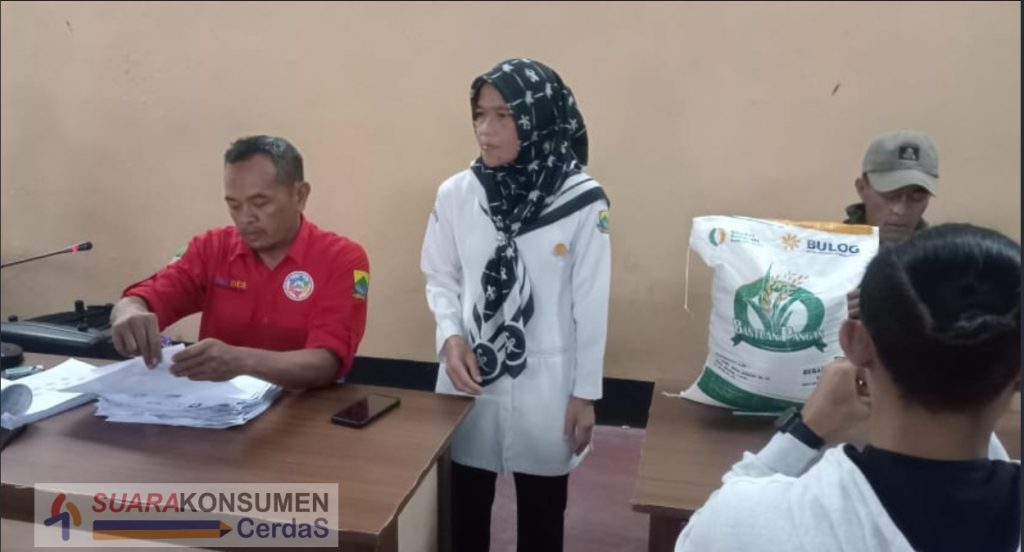 Foto: pemdes Ciwalen sedang membagikan beras 10kg kepada 1.320 KPM